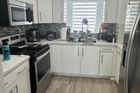 Снять в аренду виллу или дом в Хомстед, Флорида 4 спальни, 243.31м2, № 1950565 - фото 7