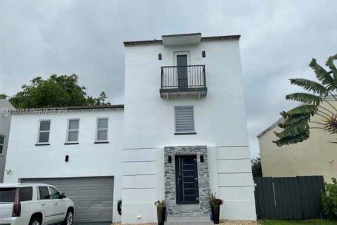 Снять в аренду виллу или дом в Хомстед, Флорида 4 спальни, 243.31м2, № 1950565 - фото 1