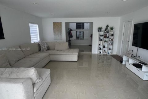 Снять в аренду виллу или дом в Хомстед, Флорида 4 спальни, 243.31м2, № 1950565 - фото 2