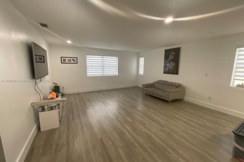 Снять в аренду виллу или дом в Хомстед, Флорида 4 спальни, 243.31м2, № 1950565 - фото 4