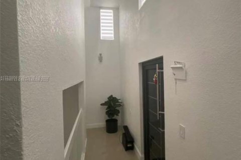 Снять в аренду виллу или дом в Хомстед, Флорида 4 спальни, 243.31м2, № 1950565 - фото 9