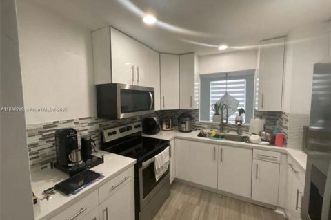 Снять в аренду виллу или дом в Хомстед, Флорида 4 спальни, 243.31м2, № 1950565 - фото 6