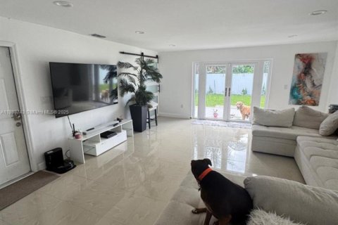 Снять в аренду виллу или дом в Хомстед, Флорида 4 спальни, 243.31м2, № 1950565 - фото 5