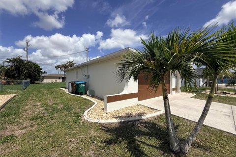 Villa ou maison à louer à Cape Coral, Floride: 3 chambres, 112.97 m2 № 2091475 - photo 3