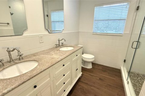 House in Pinecrest, Florida 3 bedrooms, 208.75 sq.m. № 2043259 - photo 17