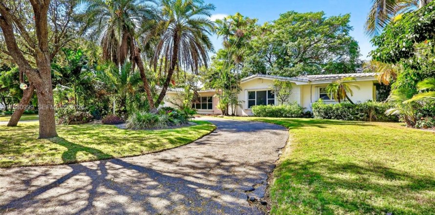 House in Pinecrest, Florida 3 bedrooms, 208.75 sq.m. № 2043259