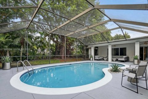 House in Pinecrest, Florida 3 bedrooms, 208.75 sq.m. № 2043259 - photo 2