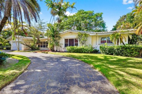 House in Pinecrest, Florida 3 bedrooms, 208.75 sq.m. № 2043259 - photo 20