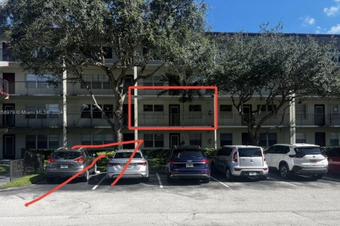 Condo in Pembroke Pines, Florida, 2 bedrooms  № 1867777 - photo 1