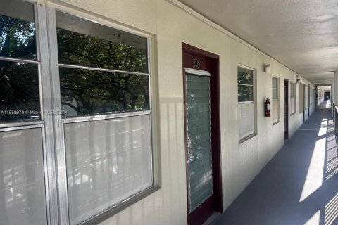 Condo in Pembroke Pines, Florida, 2 bedrooms  № 1867777 - photo 3
