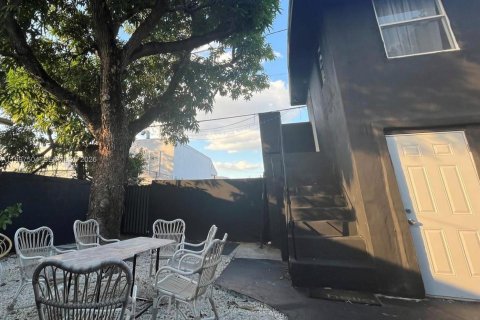 Propiedad comercial en Miami, Florida 217.67 m2 № 2059512