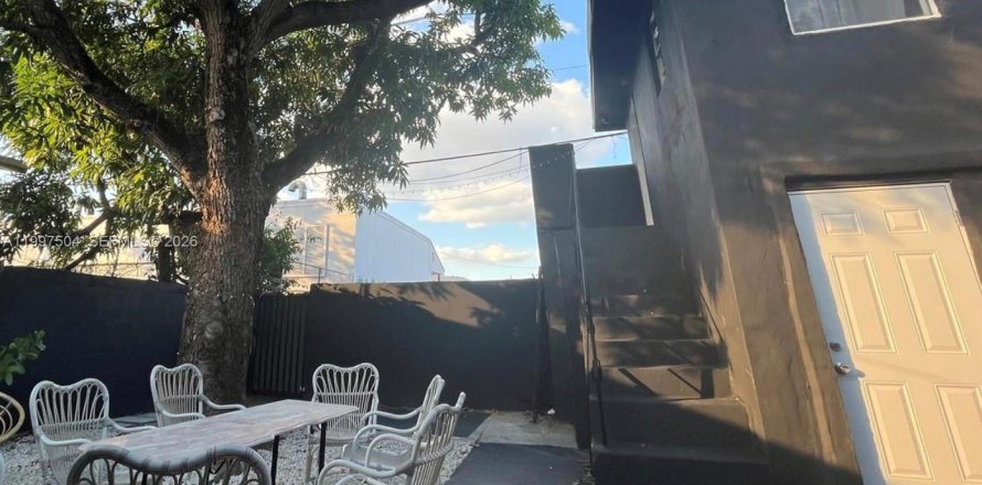 Propiedad comercial en Miami, Florida 217.67 m2 № 2059512