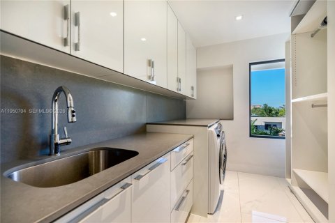 Купить виллу или дом в Норт-Майами, Флорида 6 спален, 534.19м2, № 2006180 - фото 14