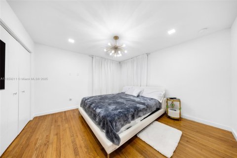 House in Miami, Florida 4 bedrooms, 148.27 sq.m. № 1893142 - photo 25