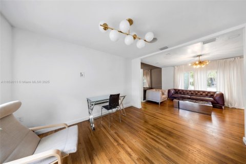 House in Miami, Florida 4 bedrooms, 148.27 sq.m. № 1893142 - photo 20