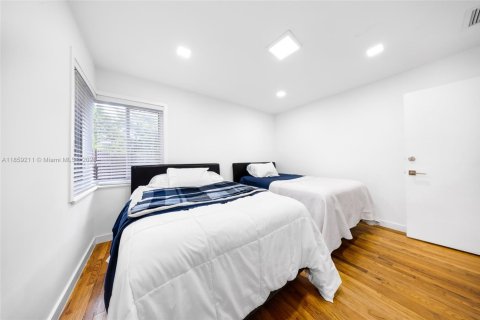 House in Miami, Florida 4 bedrooms, 148.27 sq.m. № 1893142 - photo 9
