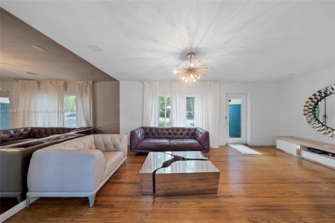 House in Miami, Florida 4 bedrooms, 148.27 sq.m. № 1893142 - photo 10