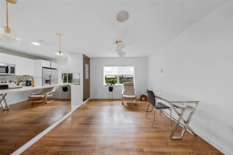 House in Miami, Florida 4 bedrooms, 148.27 sq.m. № 1893142 - photo 5
