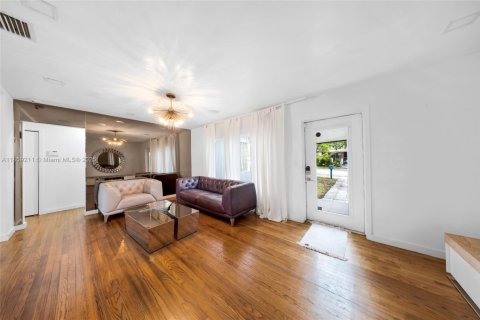 House in Miami, Florida 4 bedrooms, 148.27 sq.m. № 1893142 - photo 29