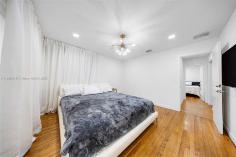 House in Miami, Florida 4 bedrooms, 148.27 sq.m. № 1893142 - photo 26