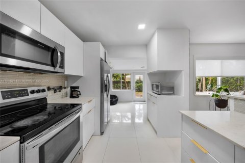 House in Miami, Florida 4 bedrooms, 148.27 sq.m. № 1893142 - photo 13