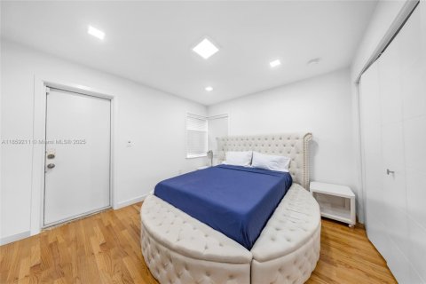 House in Miami, Florida 4 bedrooms, 148.27 sq.m. № 1893142 - photo 14