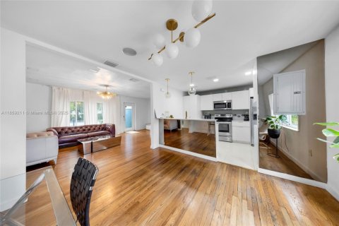 House in Miami, Florida 4 bedrooms, 148.27 sq.m. № 1893142 - photo 15
