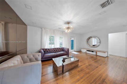 House in Miami, Florida 4 bedrooms, 148.27 sq.m. № 1893142 - photo 28