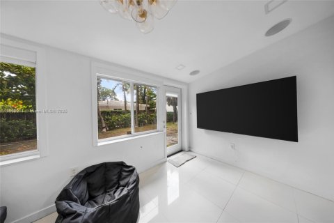 House in Miami, Florida 4 bedrooms, 148.27 sq.m. № 1893142 - photo 19