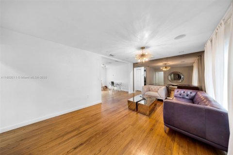 House in Miami, Florida 4 bedrooms, 148.27 sq.m. № 1893142 - photo 6
