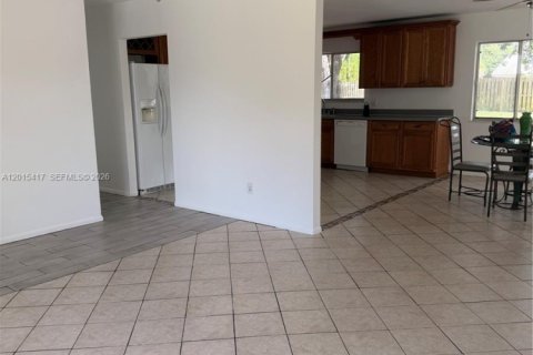 House in Vero Beach, Florida 3 bedrooms, 122.63 sq.m. № 2168718 - photo 3