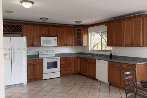 House in Vero Beach, Florida 3 bedrooms, 122.63 sq.m. № 2168718 - photo 4