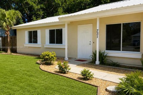 House in Vero Beach, Florida 3 bedrooms, 122.63 sq.m. № 2168718 - photo 2