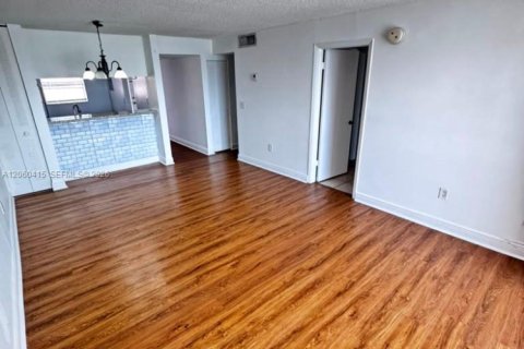 Condo in Miami, Florida, 2 bedrooms  № 2246747 - photo 2