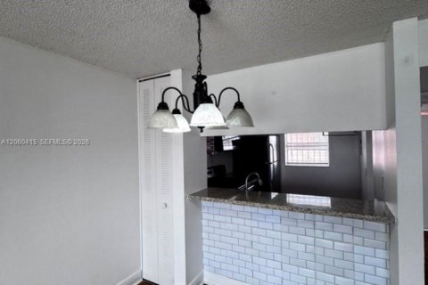 Condo in Miami, Florida, 2 bedrooms  № 2246747 - photo 4