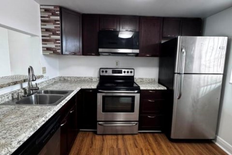 Condo in Miami, Florida, 2 bedrooms  № 2246747 - photo 7