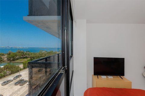 Condominio en alquiler en Miami, Florida, 2 dormitorios, 91.97 m2 № 2085714 - foto 17