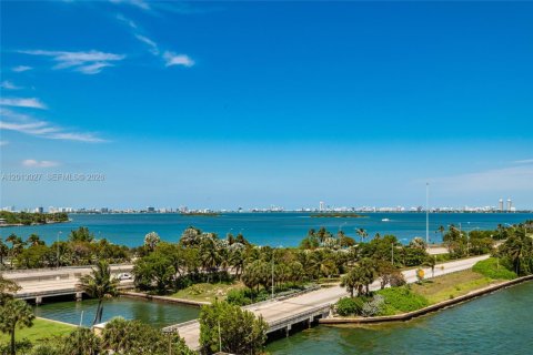 Condominio en Miami, Florida, 2 dormitorios  № 2085714