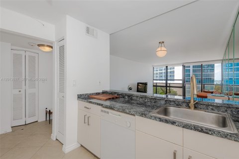Condominio en alquiler en Miami, Florida, 2 dormitorios, 91.97 m2 № 2085714 - foto 13