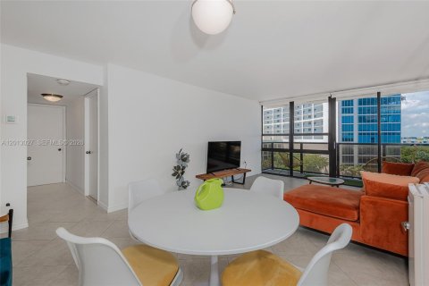 Condominio en alquiler en Miami, Florida, 2 dormitorios, 91.97 m2 № 2085714 - foto 3