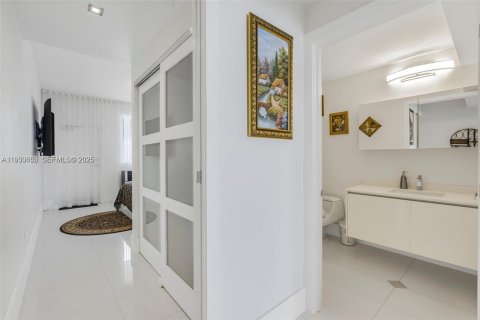 Снять в аренду кондоминиум в Майами, Флорида 3 спальни, 142.6м2, № 1989436 - фото 25