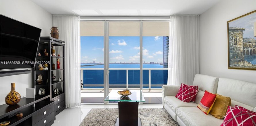 Кондоминиум с 3 спальнями в Майами, Флорида № 1989436