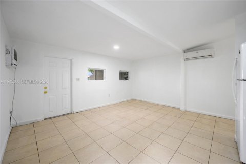 Купить коммерческую недвижимость в Майами, Флорида 110.55м2, № 2054542 - фото 2