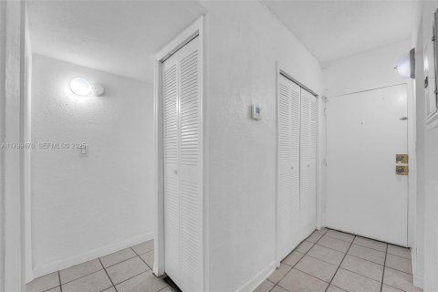 Condominio en venta en Miami, Florida, 1 dormitorio, 53.88 m2 № 2077183 - foto 17