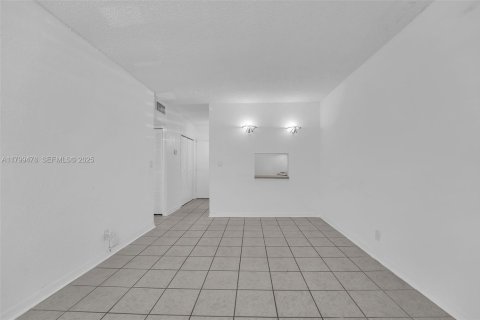Condominio en venta en Miami, Florida, 1 dormitorio, 53.88 m2 № 2077183 - foto 19