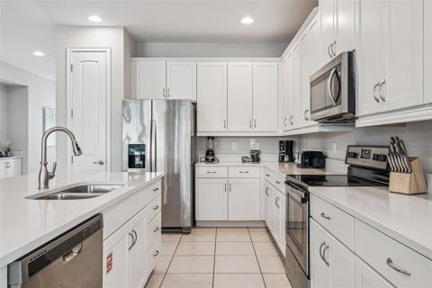 House in Kissimmee, Florida 8 bedrooms, 335.28 sq.m. № 2142425 - photo 21