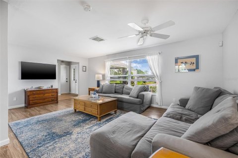 Casa en venta en Saint Petersburg, Florida, 3 dormitorios, 157.38 m2 № 1725557 - foto 7