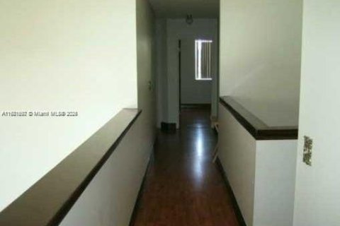 Снять в аренду таунхаус в Катлер-Бей, Флорида 3 спальни, 160.81м2, № 1975351 - фото 3