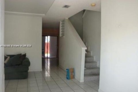 Снять в аренду таунхаус в Катлер-Бей, Флорида 3 спальни, 160.81м2, № 1975351 - фото 2