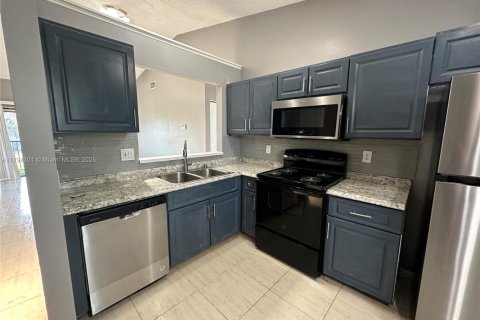 Townhouse in Lauderhill, Florida 2 bedrooms, 82.59 sq.m. № 1682021 - photo 4